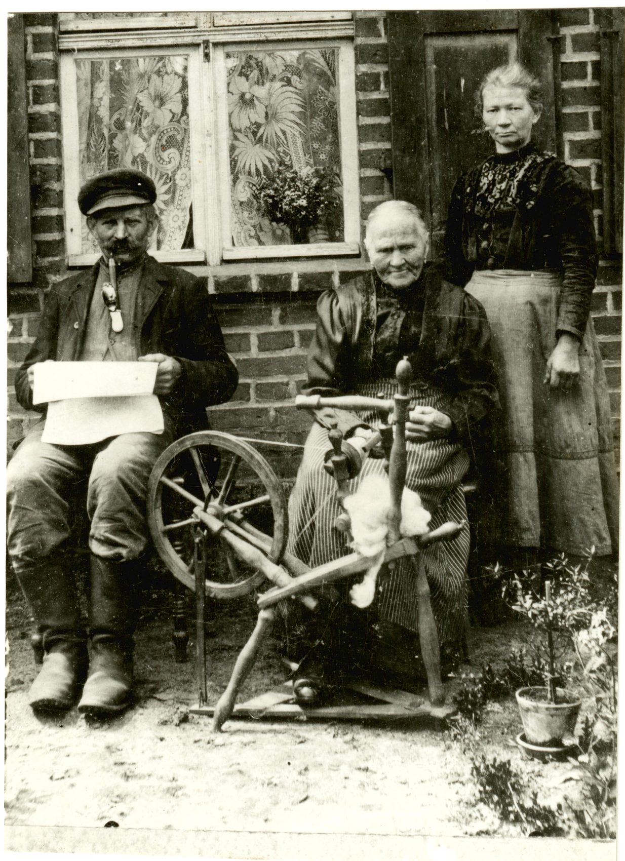 Familie früher vor dem Haus